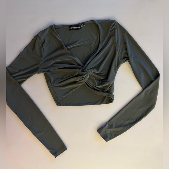 PrettyLittleThing Green Cropped Long Sleeves Top W/A Twist Design. Sz 2 Like New - Picture 2 of 8